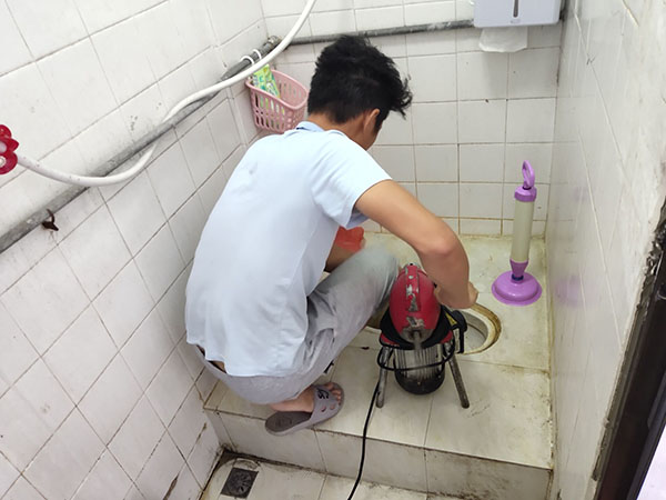 昌吉管道堵塞冒臭气 专业师傅现场解决问题