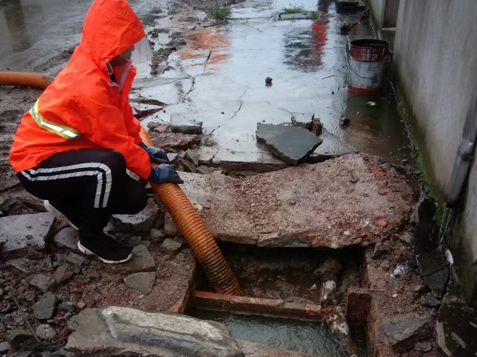 昌吉专业清理污水池 炜誉市政以规范流程守护城市 “肠道”